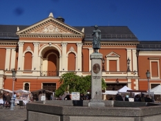 Teaterpladsen i Klaipeda med vartegnet ʺAnna fra Tharauʺ/Klaipedaʹs Theatre square with its landmark