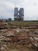 Sovjetternes Hus troner over udgravninger af kongeslot/The House of Soviets soars above excavations