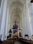 Midterskibet er meget højt og enkelt udsmykket/The central nave is very high and simply decorated