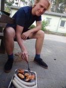 Simon griller kyllingelår på Schwaan camping/Barbecue with chicken wings at Schwaan campsite