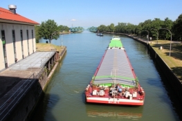 At the Datteln lock on the Wesel-Datteln Canal