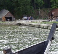 Nydambådens laug har bygget to ʺjernalderhuseʺ/The Nydam boat society has built two iron age houses