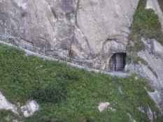 Eingang zum Militärtunnel, der die Teufelsbrücke umgeht