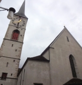 Die Sankt Martins Kirche hat eine sehr hohe Kirchturmspitze