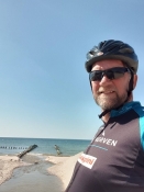 Glad cyklist på broen over Kopań-søens udløb
