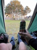 En velfortjent stor dåse øl i mit telt på en campingplads i Mielno