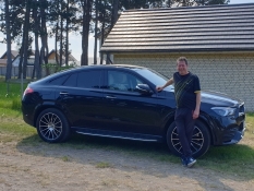 Mein Campingplatzwirt Marek posiert mit seinem Mercedes, der ihm viele Probleme bereitet hat