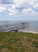 Der var bygget en udsigtsbro til kirkeruinen højt oppe over stranden