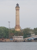 Ein Blick vom Dach über den Fluss auf den Leuchtturm von Świnoujście