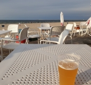 Ein Bier in einer Strandbar am völlig verlassenen Strand
