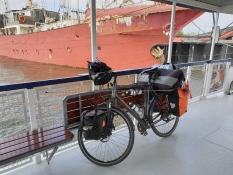 Mein Rad an Bord der Fähre in Erwartung der Überquerung der Flussmündung