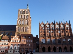 Auf dem Markt von Stralsund. Links die Nikolaikirche, rechts das Rathaus