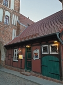 Das Restaurant Torschließerhaus steht neben einem Stadttor der Stadtmauer