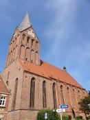 Die Kirche von Barth hat einen hohen Turm, der von weit weg sichtbar ist in der flachen Landschaft