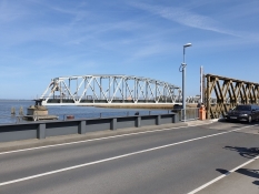 Die Eisenbahnbrücke nach Zingst ist außer Betrieb, aber die Autobrücke ist offen