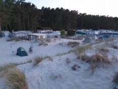 Ausblick von der Dünenkante auf den Campinplatz und mein Zelt links