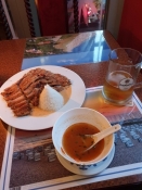 Peking-Ente mit Reis zum Abendessen in einem thailändischen Restaurant in Kühlungsborn