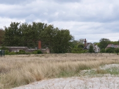 Von der verfallenen früheren Kaserne auf der Halbinsel Wustrow