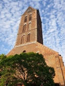 Der einsame Kirchturm der Marienkirche ohne das zugehörige Kirchenschiff