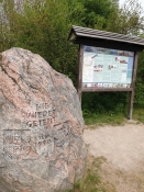 Dieser Stein markiert die frühere innerdeutsche Grenze. ʺNie wieder geteiltʺ, steht da