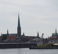 Wir nähern uns dem Ziel des Bootsausfluges: Die Altstadt von Lübeck