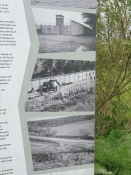 Eine Tafel erzählt über die DDR-Grenzanlagen um das Dorf Dassow