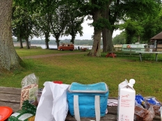 Ein kaltes Frühstück auf dem Gudower Campingplatz mit dem See im Hintergrund