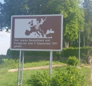 Schilder wie dieses stehen an allen Straßen, die die beiden ehemaligen Deutschlande verbinden