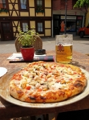 Eine Pizza mit Meeresfrüchten in einem italienischen Restaurant in der Ilsenburger Stadtmitte