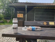 Wasser- statt Kaffeepause mit Keksen im geschlossenen Café Scharfenstein