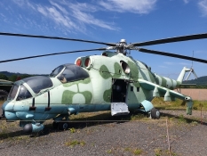 Sowjetischer MI-24 Hind Angriffshelikopter ausgestellt. Er konnte auch eine Heergruppe mitnehmen