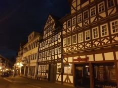 Nächtlicher Anblick einer Allendorfer Straße mit sehr vielen Fachwerkhäusern
