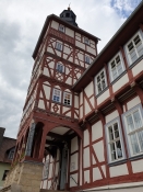 Das Rathaus von Treffurt hat einen schönen Turm, der eine Säule mit einem Roland aufweist