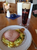 Mein Mittagessen im Burgrestaurant: Leberkäs mit Kartoffelsalat und einem großen Schwarzbier