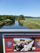 Werra-Brücke bei Herleshausen mit einer Tafel über die Grenzöffnungsfeier 1989