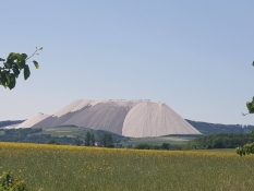 Monte Kali ist ein künstlicher Berg aus Abraum der Kaliproduktion und weithin sichtbar