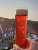 Ein Glas ʺRote Divaʺ, ein rötliches Lagerbier, mit Aussicht af die Kronacher Unterstadt