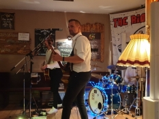 Volle Bude im Blueberry Hill Pub mit einer Rockband