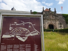 Eine Übersicht der Festung Rosenberg in Kronach vor dem Torbau