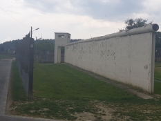 Ein wiederaufgebauter Teil der Mauer in dem ehemals geteilten Dorf Mödlareuth