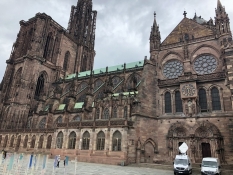 Das Riesengebäude des Straßburger Münsters von Süden aus gesehen