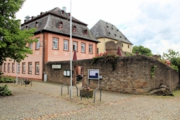 Rotes Haus und Burg in Rockenberg