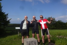 Vi tre brødre fejrer vores genforening på toppen af Als med en flaske Einbecker Urbock