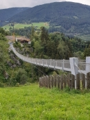Diese imponierende Hängebrücke überspannt die Sillschlucht halbwegs die Brennerstraße hinauf