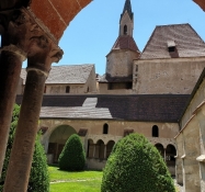 Ein Blick in den angrenzende Klostergarten mit Bogengang