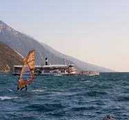 Der See ist auch sehr populär bei Windsurfern, besonders im Nachmittagswind