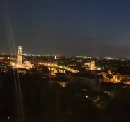 Die Nacht ist über Verona heringefallen vom Campingplatz aus gesehen