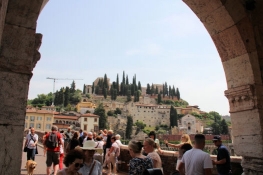 Verona, Blick über die Ponte Pietra auf das Castel San Pietro
