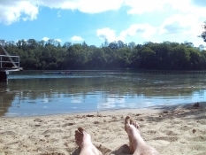 Ich ruhe meine Beine aus auf dem kleinen Strand des Campinplatzes am Flemhuder See