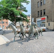 Aachen, am Bahnhof, Skulptur „Fünf galoppierende Pferde“